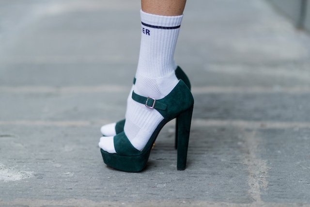 sandalias de tacon verde de mujer con calcetines blancos