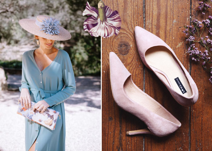 looks boda de dia con vestido midi azul y pamela con zapatos de tacón con puntera rosa palo
