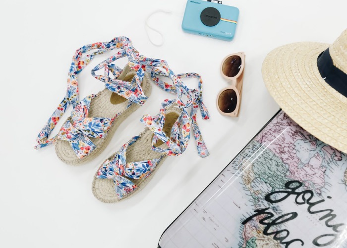 maleta para verano con mapamundi y sandalias filipinas multicolor de sara baceiredo con sombrero de rafia