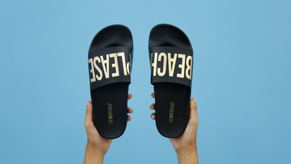 zapatos rebajados para mujer chanclas de playa negras con mensaje en letras doradas