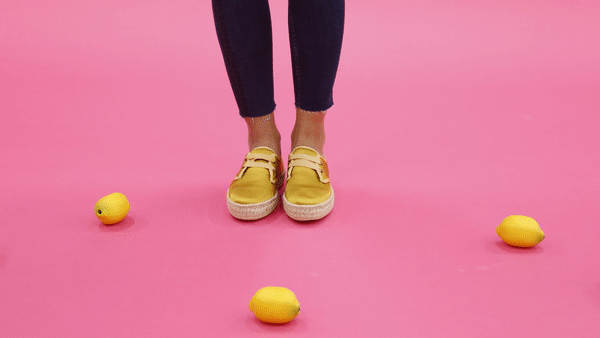 zapatos rebajados para mujer espartos color mostaza en tono amarillo con cordones