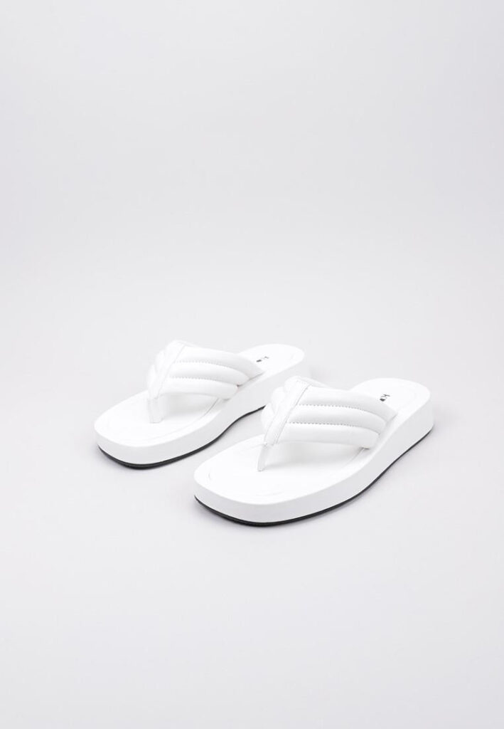 sandalias planas blancas